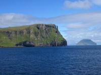 Skarvatangi Wand mit Felsnase und Insel Lítla Dimun_Fährfahrt nach Suðuroy